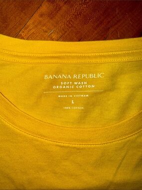 Banana Republic Men's Yellow Crew Neck Short Sleeve Tee